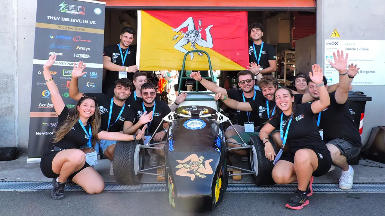 Il team ZED insieme alla monoposto e alla bandiera siciliana