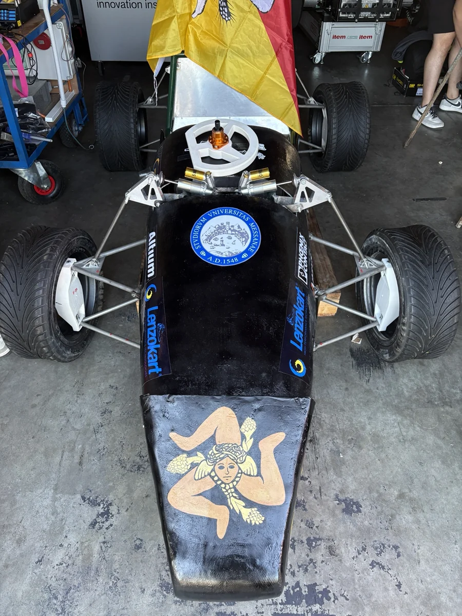 La monoposto ZED con la bandiera siciliana nel box a Varano